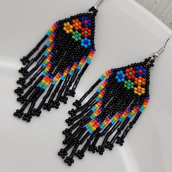 Black Beaded Retro Floral Earrings - Picture 6 of 7